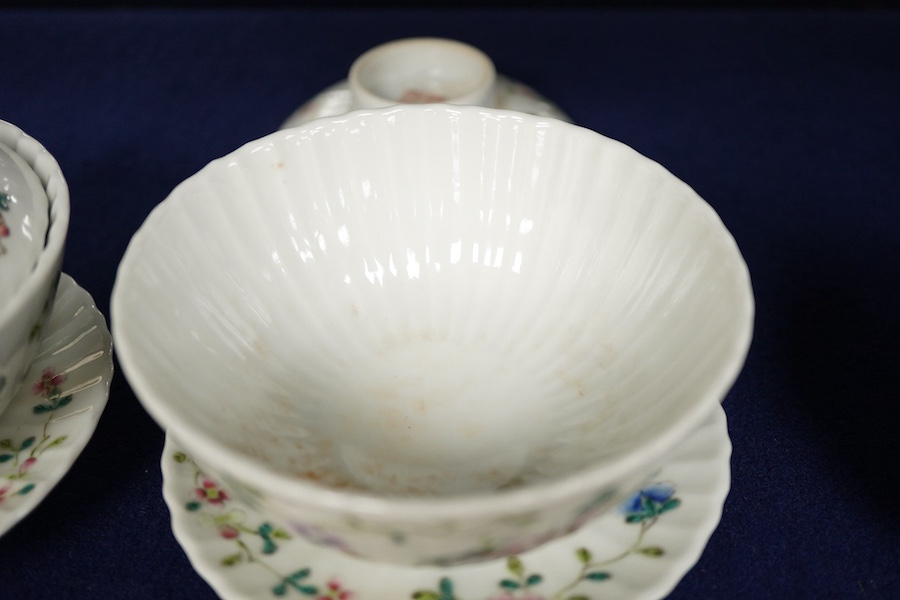 A pair of Chinese bowls, covers on stands, 9.5cm high